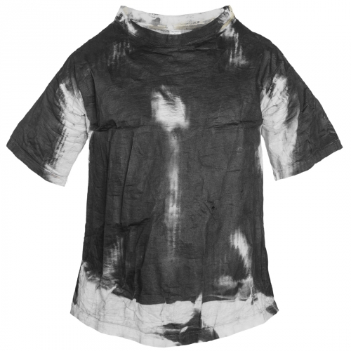 <strong>Trip to Hukvaldy  (4D photogram)</strong><br /><strong>4. 4. 2009</strong><br />short–sleeved t–shirt, size L cotton, photo–sensitive emulsion, height 97 cm