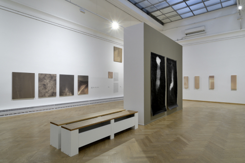 <strong>PAST AND FUTURE PRESENCES</strong><br /><strong>House of Art, Ostrava, 22. 01. — 23. 03. 2025</strong> | curator: Petr Vaňous<br />view of the part exhibition Records, photo: Roman Polášek