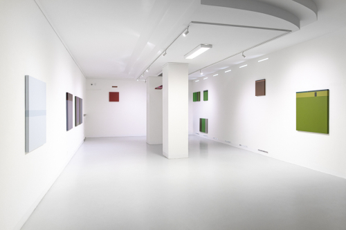 <strong>ROZHRANÍ</strong><br /><strong>Galerie města Třince, KD Trisia, Třinec, 23. 04. — 14. 07. 2024</strong> | spolupráce: Katarzyna Jursa Pielesz (Fris Architekti)<br />pohled do části instalace, foto: Darina Kubíková