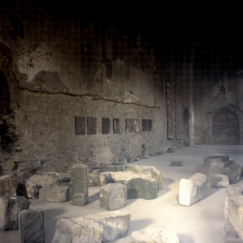 <strong>ZÁZNAMY</strong><br /><strong>bývalý kostel sv. Václava, Opava, 08. 06. — 06. 07. 2000</strong> | kurátor: Martin Klimeš<br />pohled do části instalace, foto: J. Š.