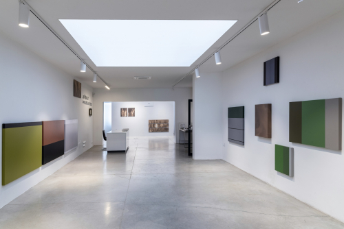 <strong>PROMĚNA KODU</strong><br /><strong>Galerie Josefa Jambora, Tišnov, 26. 04. — 01. 06. 2025</strong> | kurátor: Petr Vaňous (host Jiří Valoch)<br />pohled do části instalace