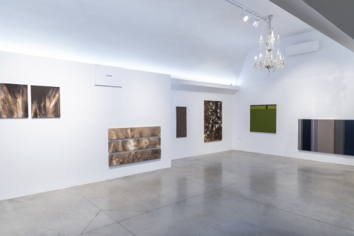 <strong>PROMĚNA KODU</strong><br /><strong>Galerie Josefa Jambora, Tišnov, 26. 04. — 01. 06. 2025</strong> | kurátor: Petr Vaňous (host Jiří Valoch)<br />pohled do části instalace